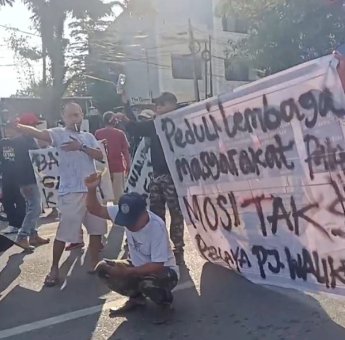 Ngotot Gelar Pemilihan Ketua RT/RW Jelang Pilkada, Pj Wali Kota Palopo Didemo Ratusan Warga