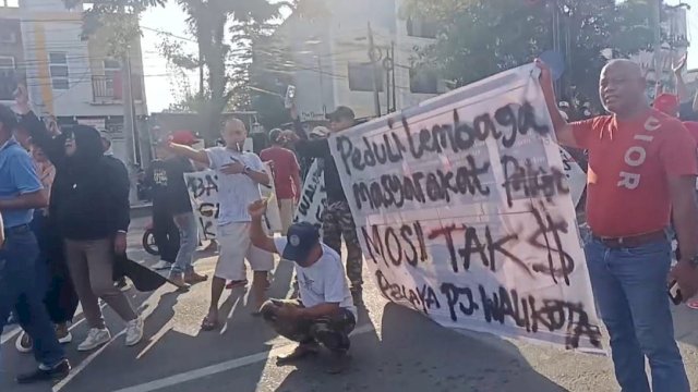 Ratusan warga yang tergabung dalam Forum Peduli Lembaga Kemasyarakatan Kelurahan se-Kota Palopo menggelar aksi unjukrasa di depan Taman I Love Palopo