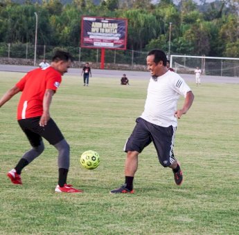 Akui Senang Bisa Main Bola Bareng, Warga Lutim Akui Andi Sudirman Sosok yang Merakyat