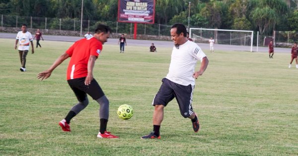Akui Senang Bisa Main Bola Bareng, Warga Lutim Akui Andi Sudirman Sosok yang Merakyat
