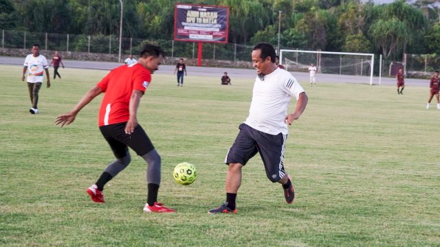 Akui Senang Bisa Main Bola Bareng, Warga Lutim 