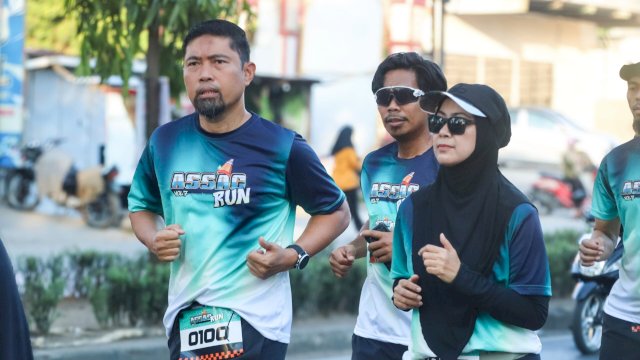 Pjs) Wali Kota Makassar, Andi Arwin Azis, secara resmi melepas peserta sekaligus ikut serta dalam kegiatan Fun Run