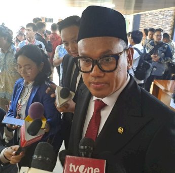 Uya Kuya Sebut Artis Inisial S Tak Pantas Duduk di DPR, Siapa Dia?