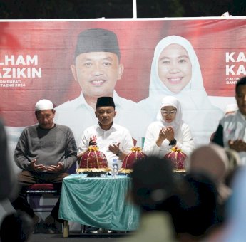 Ilham Azikin Doakan Almarhum Karaeng Jumatta Sebelum Kampanye di Moti