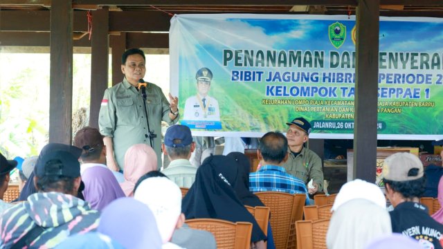 Kegiatan tanam bersama ini dirangkaikan dengan penyerahan bantuan secara simbolis