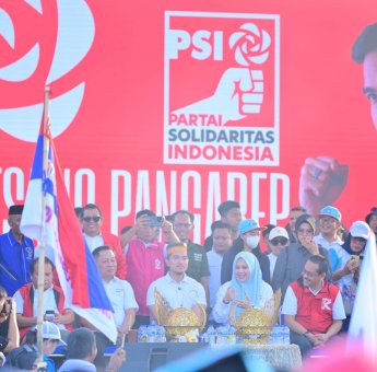 Bersama Fatmawati ke Sidrap, Kaesang Disambut Antusias