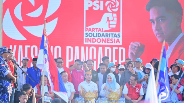 Bersama Fatmawati ke Sidrap, Kaesang Disambut Antusias