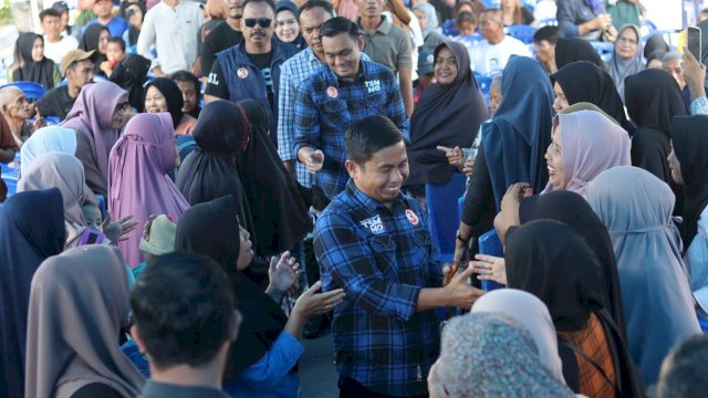 Kehadiran Tasming-Hermanto disambut dengan antusias oleh ratusan warga 