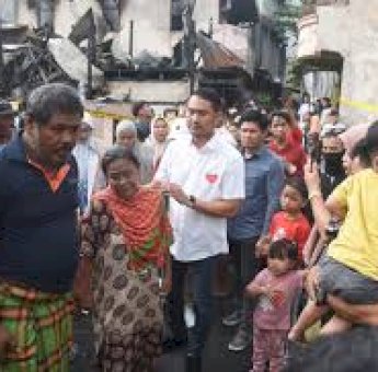Seto Kunjungi Korban Kebakaran di Kelurahan Gaddong