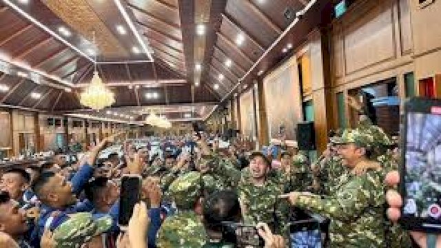 Menteri joget bareng Taruna Akmil.(F-INT)