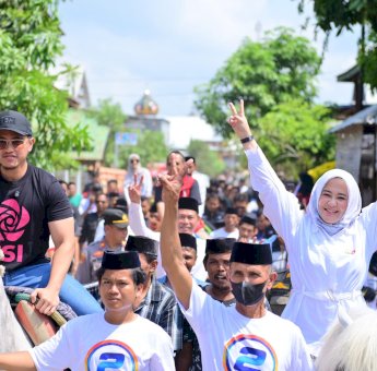 Berkuda ke Lokasi, Fatmawati dan Kaesang Disambut Hangat Masyarakat Adat Tolotang