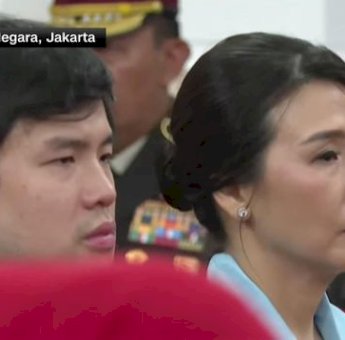 Veronica Tan Dilantik Jadi Wamen PPPA, Berkebaya Biru Didampingi Nicholas Sean