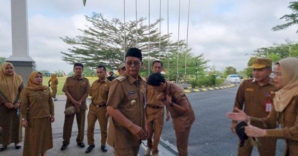 Disebut Hilang, Gubernur Kalsel Sahbirin Noor Tersangka Suap Malah Muncul Pimpin Apel, MAKI: KPK Permalukan Diri Sendiri
