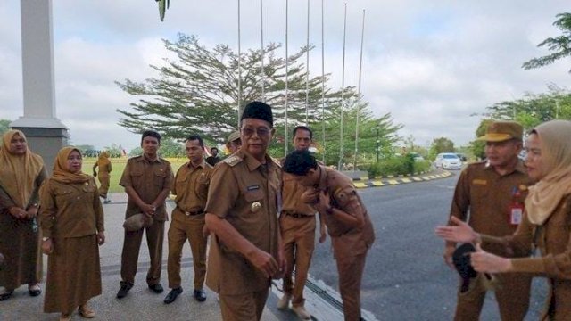 Gubernur Kalsel Sahbirin Noor Tersangka Suap Malah Muncul Pimpin Apel.