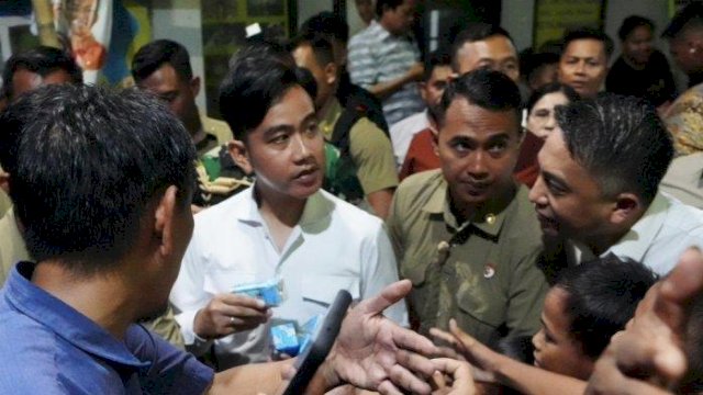 Wapres Gibran saat meninjau pembagian makan bergizi.(F-INT)