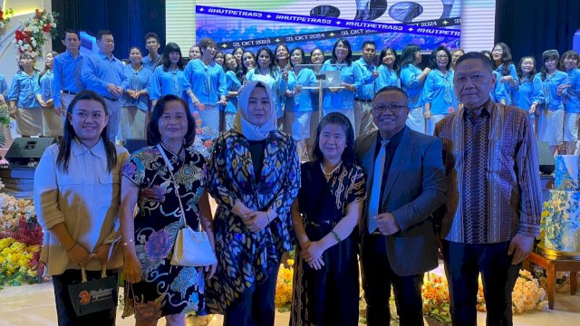 Fatmawati Rusdi Berbaur dengan Jemaat di HUT Gereja Petra