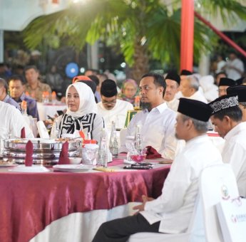 Andi Sudirman-Fatmawati Kompak Hadiri Doa Bersama Lintas Agama Bawaslu Sulsel