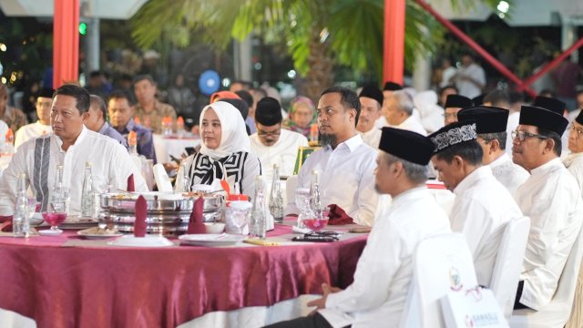 Andi Sudirman-Fatmawati Kompak Hadiri Doa Bersama Lintas Agama Bawaslu Sulsel