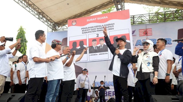 Lawan ‘Halangi’ Dua Truk Mogok, Puluhan Ribu Warga Pinrang Tetap Setia Hadiri Kampanye Irwan-Sudirman, Panik Yah
