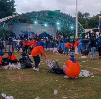 Usai Kampanye Akbar TSM-MO, Panitia Bersihkan Lapangan Andi Makkasau