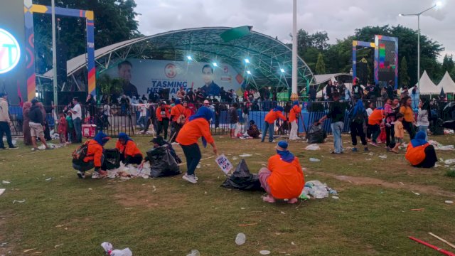 Usai kegiatan, panitia kampanye segera bergerak cepat untuk membersihkan area dari sampah yang ditinggalkan