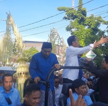 Jokowi Ikut Kampanye Luthfi-Yasin, Bagi-bagi Kaos di Atas Mobil