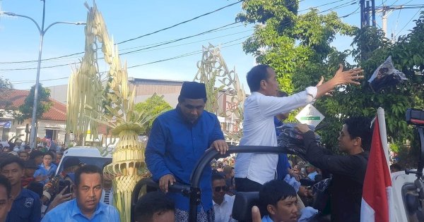 Jokowi Ikut Kampanye Luthfi-Yasin, Bagi-bagi Kaos di Atas Mobil