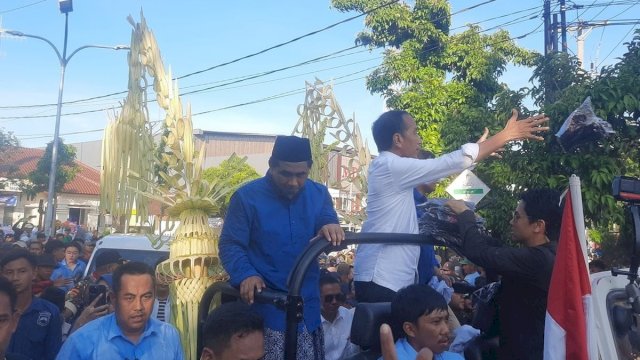 Jokowi Bagi-bagi Kaos di Atas Mobil.(F-INT)