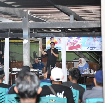 Dari Warkop Hingga Kolong Rumah, RMS Keliling Enrekang Demi Kampanyekan Andalan Hati dan Ucu-Iwan