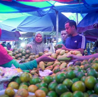 Andi Sudirman Blusukan di Pasar Cekkeng, Warga Bulukumba Teriak &ldquo;Oppo ki, 02 Andalanku&rdquo;