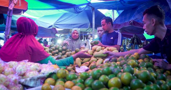 Andi Sudirman Blusukan di Pasar Cekkeng, Warga Bulukumba Teriak “Oppo ki, 02 Andalanku”