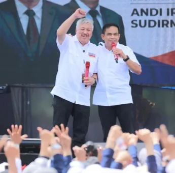 Dihadapan Puluhan Ribu Masyarakat, Irwan-Sudirman Komitmen Perjuangkan Kemajuan Pinrang