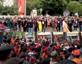 Ricuh! Debat Kedua Pilgub Sulsel Diwarnai Perang Batu