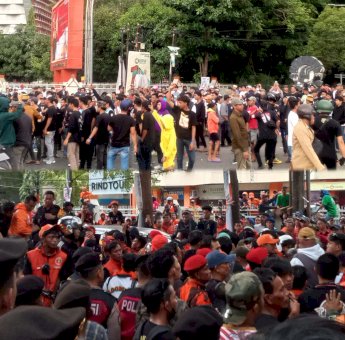 Ricuh! Debat Kedua Pilgub Sulsel Diwarnai Perang Batu