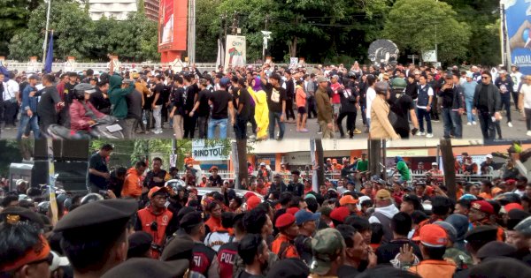 Ricuh! Debat Kedua Pilgub Sulsel Diwarnai Perang Batu