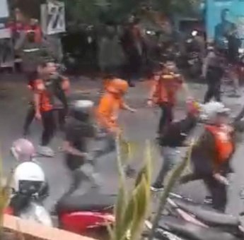 Relawan Andalan Hati diserang Relawan Danny-Azhar, Langsung Dipukul Mundur