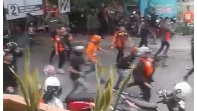 Relawan Andalan Hati diserang Relawan Danny-Azhar.