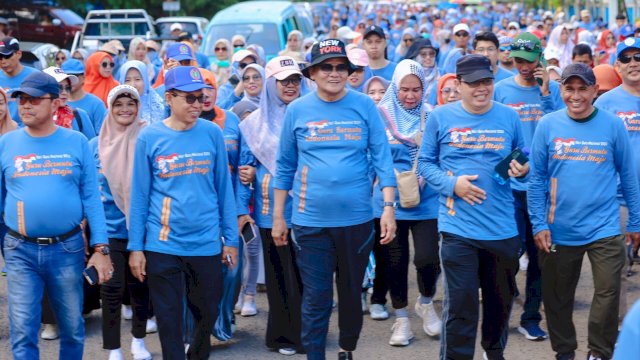 Bupati Suardi Saleh Ikut Jalan Sehat bersama Ribuan Guru di Barru.
