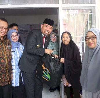 Rangkaian HUT Kota Makassar ke 417, Pjs Wali Kota Makassar Serahkan Paket Penghargaan