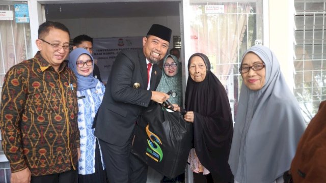 Pjs Wali Kota Makassar Serahkan Paket Penghargaan.