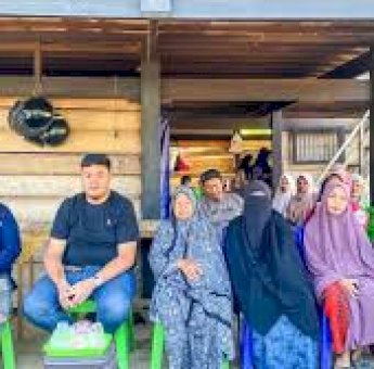 Peduli Masyarakat, Cabup Irwan Hamid Gerak Cepat Bawa Bantuan untuk Korban Kebakaran di Desa Ujung Pinrang