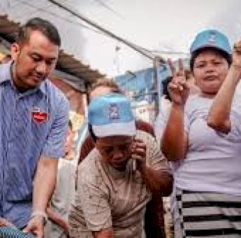 Emak-Emak di Tallo Sorak &lsquo;Oke Gas&rsquo; Saat Seto Bagi-Bagi Air Bersih