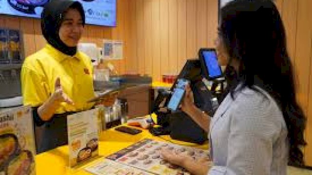 Seorang pengguna Kallafriends melakukan transaksi untuk memanfaatkan promo Ditraktir Kallafriends Serba 17.200