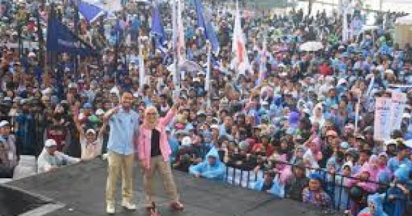 Teruji Militan, Puluhan Ribu Warga Makassar Antusias Hadiri Kampanye Akbar Seto-Rezki Meski Diguyur Hujan Deras