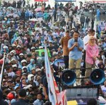 Seto-Rezki di Kampanye Akbar: Terima kasih Atas Kesetiaan Warga Makassar yang Hadir Meski Diguyur Hujan Deras