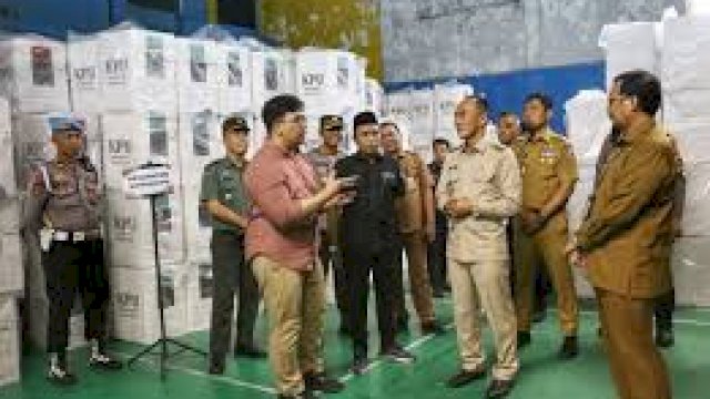 Pjs Wali Kota Makassar Bersama Gubernur Sulsel Tinjau Gudang Logistik KPU.