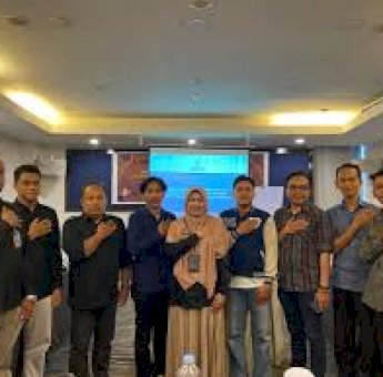 KPU Sulsel Serahkan Sertifikasi Akreditasi Pemantau dan Lembaga Survei