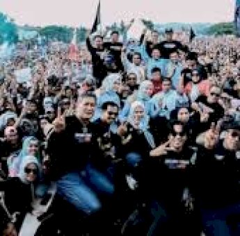 Puluhan Ribu Masyarakat Enrekang &ldquo;Banjiri&rdquo; Kampanye Akbar, Ucu-Iwan: Akan Kita Capai Kemenangan yang Lahir dari Hati Nurani