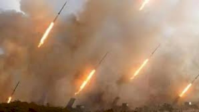 Hizbullah Hujani Israel 340 Rudal.(F-INT)