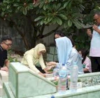 Rezki Lutfi Luangkan Waktu Ziarah ke Makam Almarhumah Ibunda Tercinta di Masa Tenang
